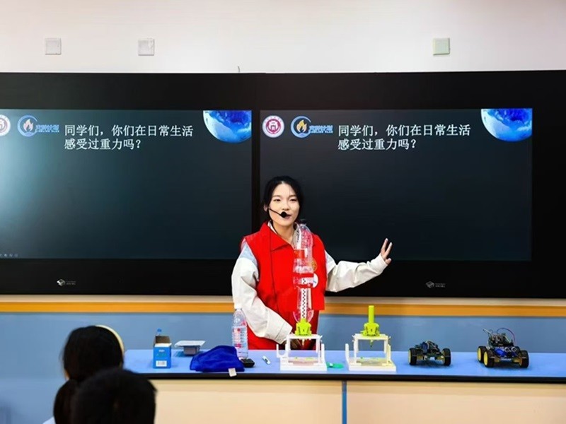 信息工程学院“火种计划”团队赴郑州四十七中郑东思贤学校开展科学普及教育教学活动