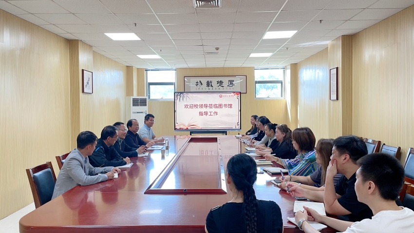 校长助理曹云明莅临图书馆指导工作