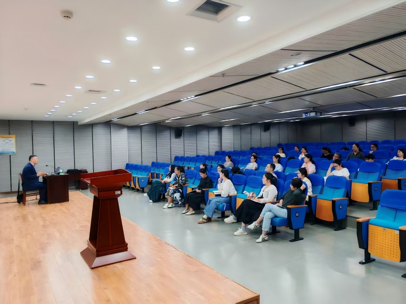 基础教学部举办“AI赋能智慧课程的建设与实践”专题报告会