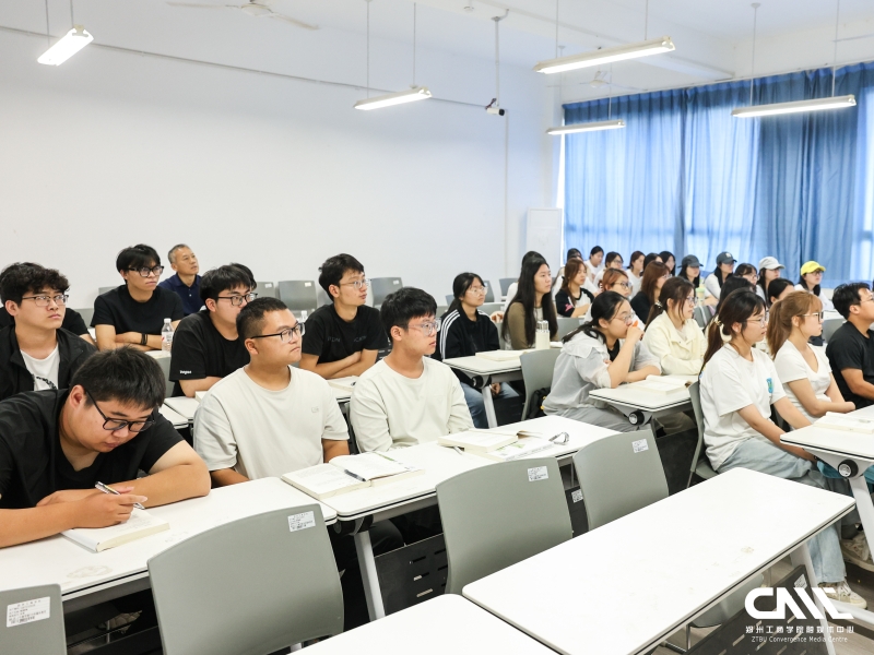 校领导深入课堂听评新学期“开学第一课”