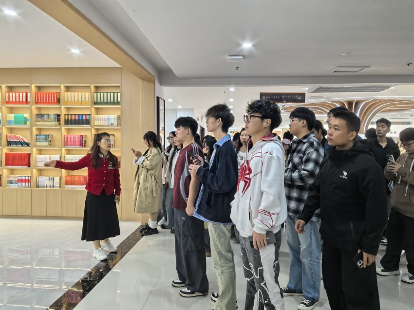 图书馆开展新生入馆教育活动