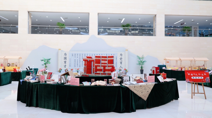 图书馆举办非遗与民俗文化专题书展