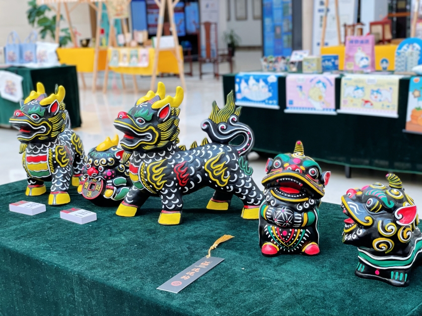 我校图书馆举办邵波非遗泥泥狗文创展