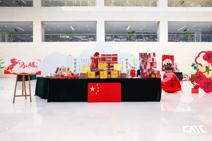 书香迎马岁 奇迹伴春归——图书馆举办“马年有奇迹”新年主题书展