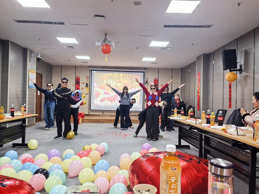 图书馆举办“庆元旦迎新年”联欢会