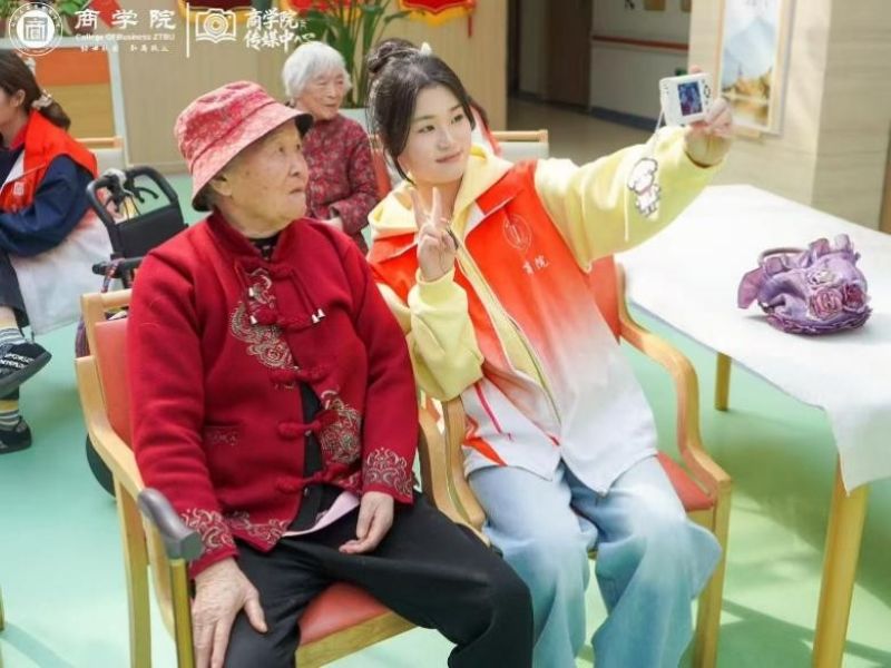 商学院青年志愿者协会开展“情暖桑榆，爱伴夕阳” 志愿活动