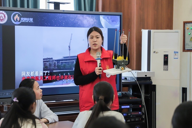 信息工程学院学生第四党支部赴五龙口小学开展科技科普宣讲主题党日活动