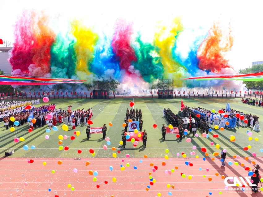 我校第十三届春季运动会成功开幕