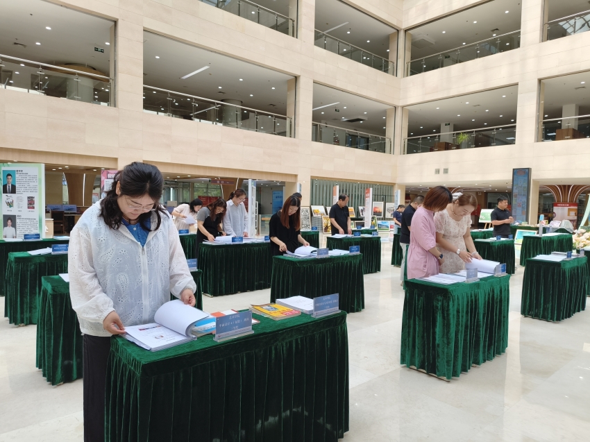 图书馆组织全体馆员参观2026年优秀教学材料展