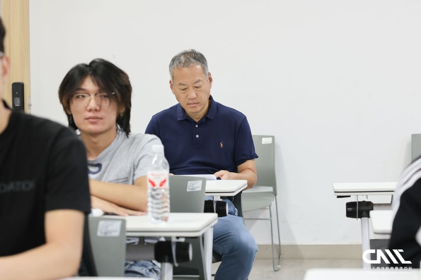 校领导深入课堂听评新学期“开学第一课”