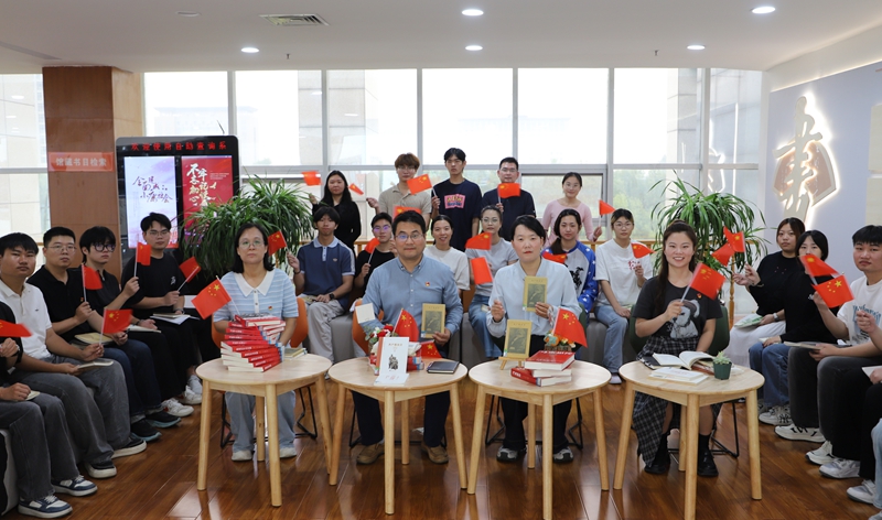 “同读经典，共砥初心”——马克思主义学院与图书馆联合举办《共产党宣言》师生研读会