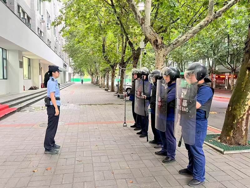保卫处联合豫兴路派出所开展防暴器材技能培训暨反恐防暴演练活动