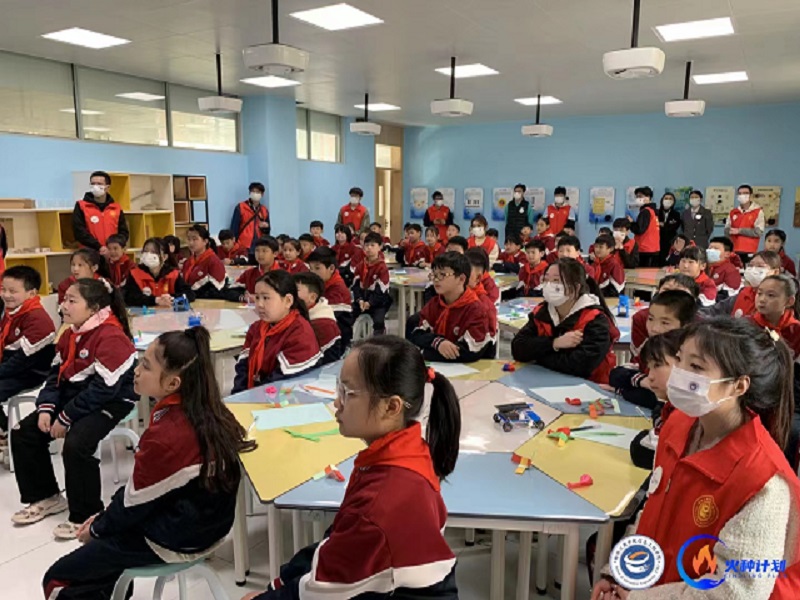郑州工商学院“火种计划”团队赴郑东新区鸿雁小学开展科学普及教育教学活动