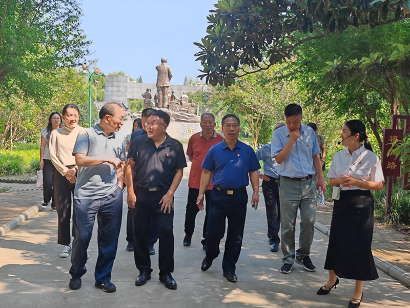 我校教职工赴河南省黄泛区农场场史馆开展实践研修暨共建思想政治理论课实践教学基地签约授牌仪式