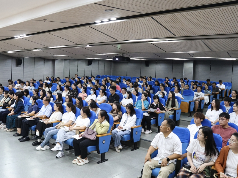 郑州工商学院：河南省教育科学规划与评估院院长成光琳教授应邀到我校讲学