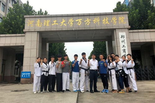 领导与载誉归来的队员合影留念.jpg