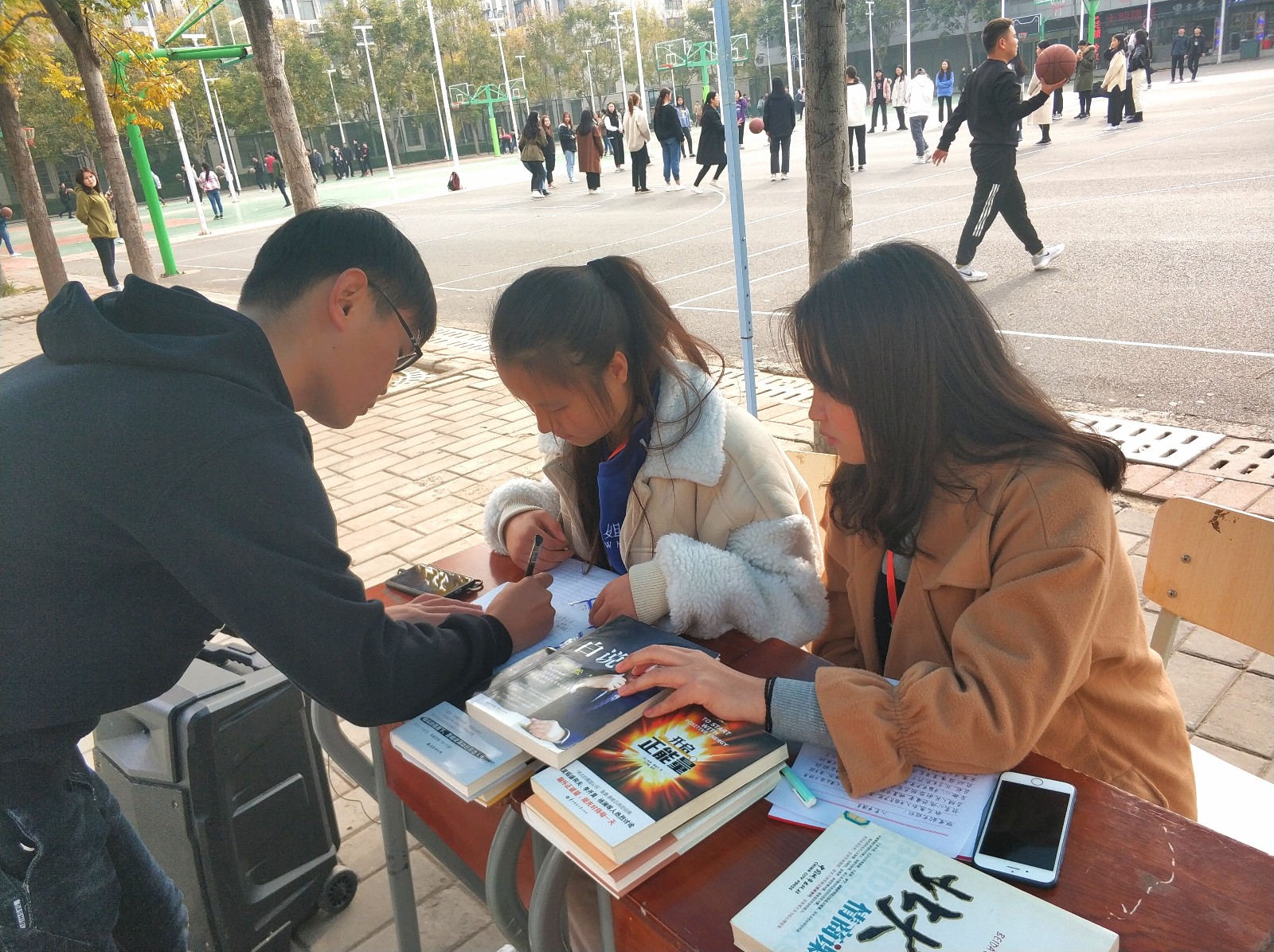 图书馆开展爱心传递 书香留存捐书活动