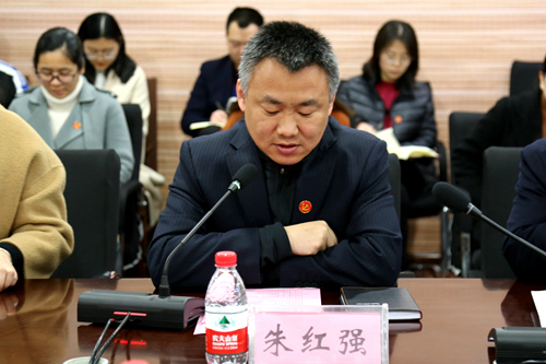 4.党委副书记、纪委书记朱红强主持会议.jpg