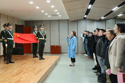 与会同志重温入党誓词.jpg