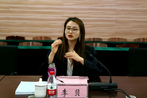 党办主任李贝主持座谈会.jpg