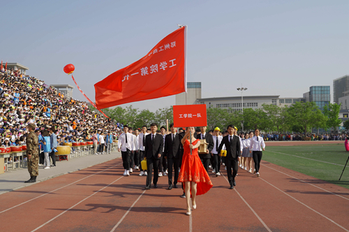 8工学院1队方阵入场.jpg