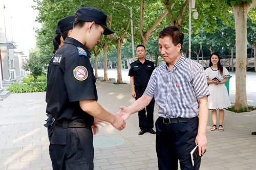 新学期伊始校领导深入各单位走访慰问