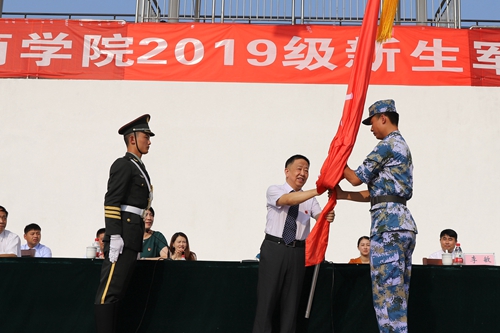 10校党委书记李敏为军训旅授旗_副本.jpg