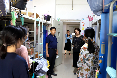 校领导深入宿舍慰问返校学生.JPG