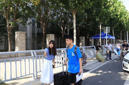 学生返校时有督查及志愿者引导.jpg
