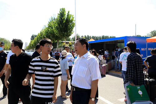 校领导详细询问返校工作情况.jpg