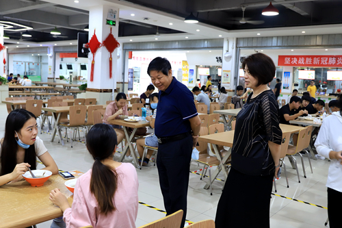 校领导和返校学生亲切交谈.JPG