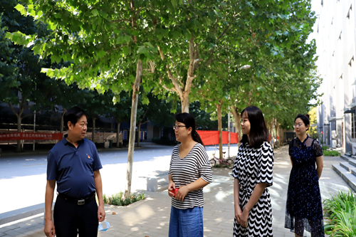 校领导与青年教师亲切交谈1.JPG