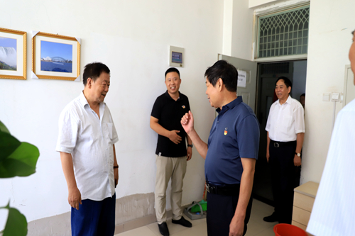 校领导慰问李印清教授.JPG