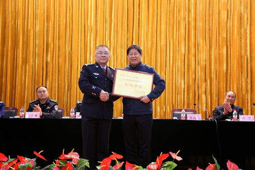 3郑州市公安局向我校颁发《安全维稳先进单位》牌匾_副本.jpg