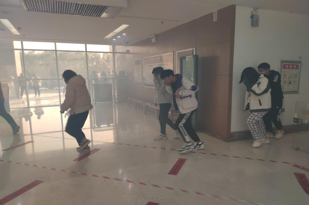 图书馆开展消防应急疏散演练