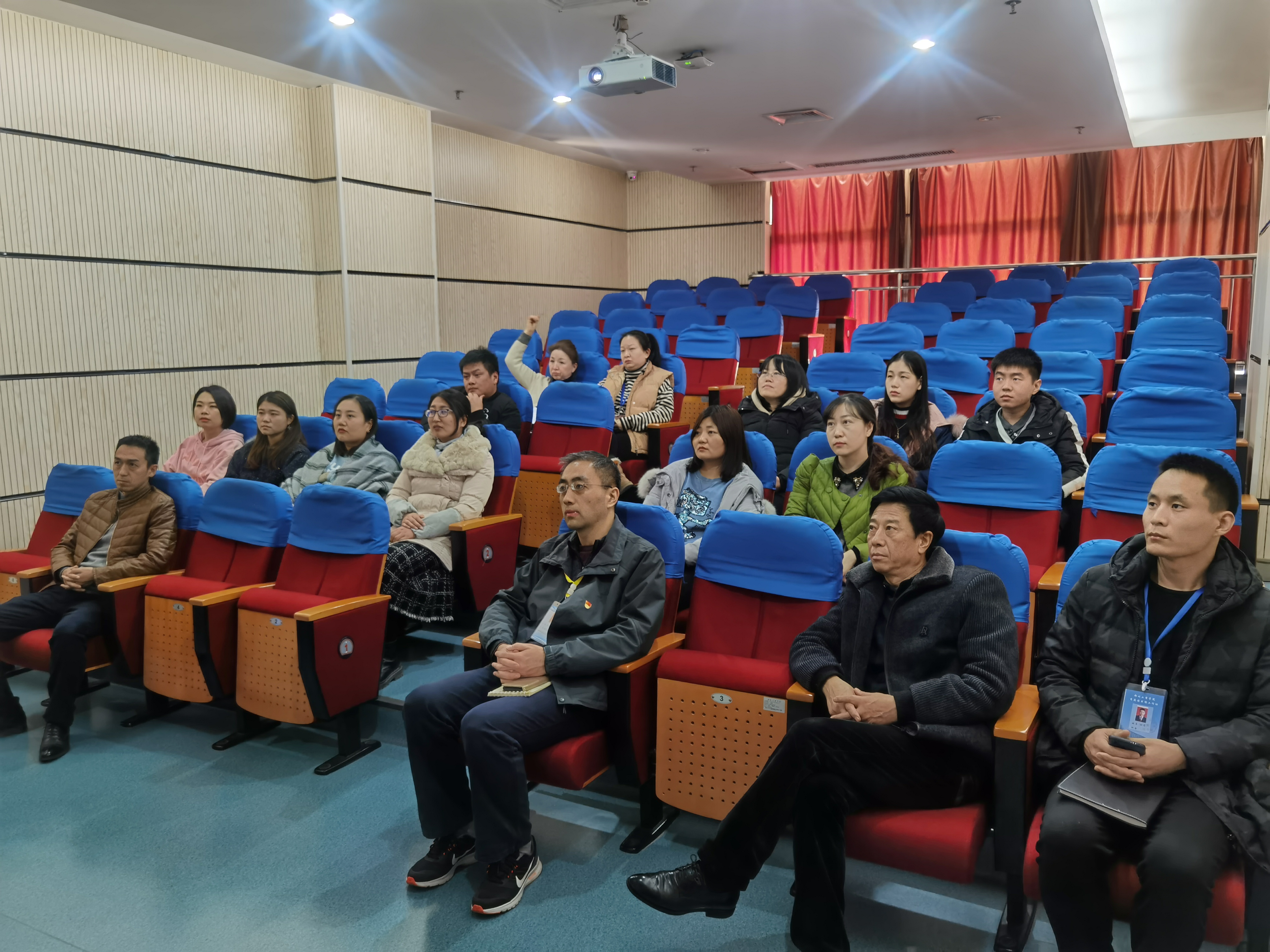 图书馆组织全体馆员观看大型电视纪录片《为了和平》