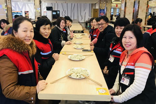学生处组织开展冬至包饺子，温情暖寒冬活动