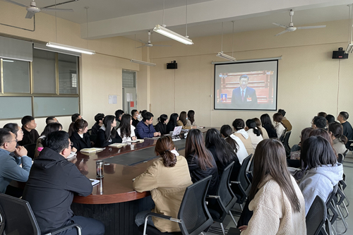 商学院组织师生观看十三届全国人大四次会议开幕式