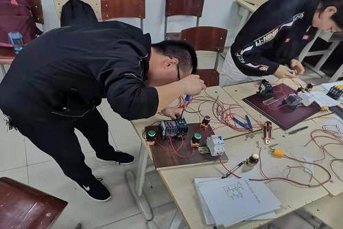 工学院举行第一届科技文化节机电一体化比赛暨德力西电气院校大赛校内选拔赛