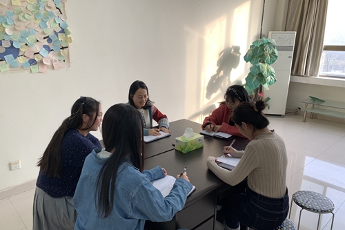 心理健康教育中心教师进行研讨.jpg