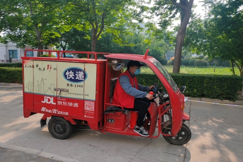 我校各临时党总支成立党员志愿服务队为同学们暖心派送快递