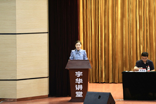 优秀教师代表张卉作交流发言.jpg